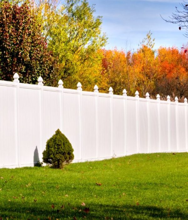 white vinyl panel fence