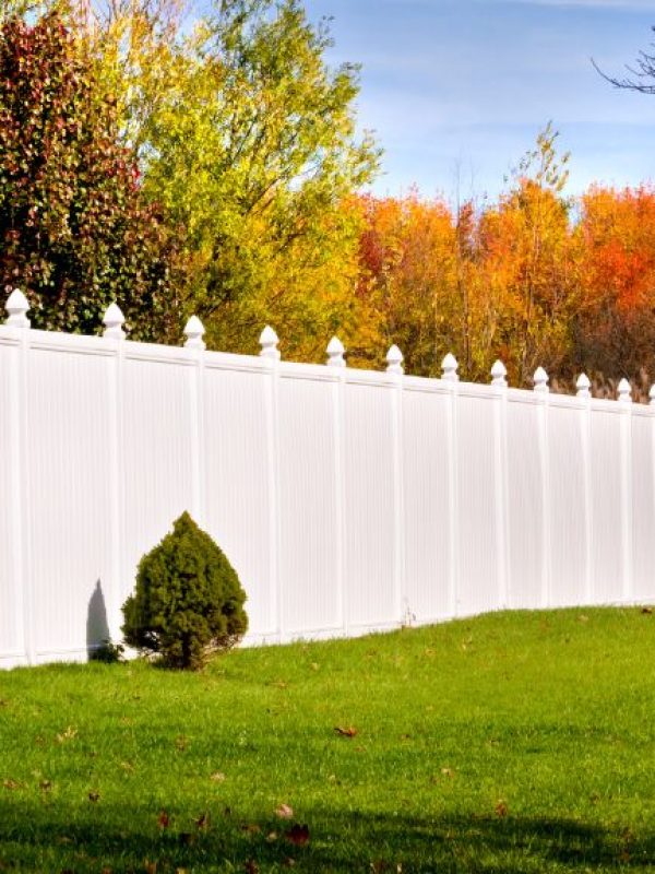 white vinyl panel fence